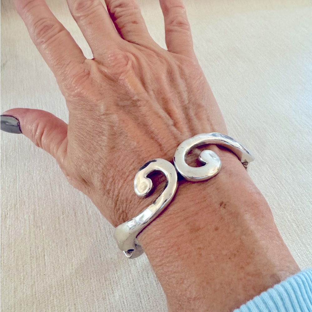 Vintage BRIGHTON scroll silver plated, hinged bangle - Picture 3 of 11